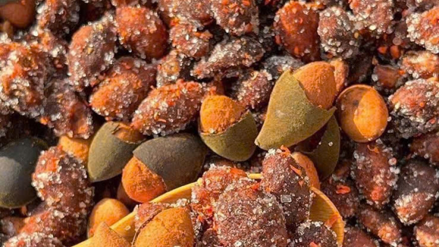 Đến mùa hái "lộc rừng", bóc vỏ ăn cơm vàng chua chua, ngọt ngọt